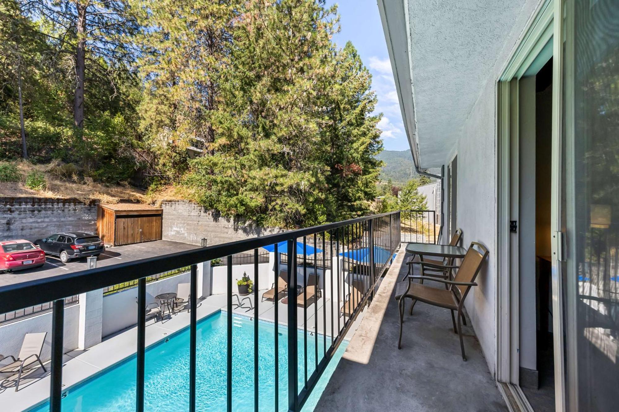 Best Western Inn At The Rogue Rogue River Exterior photo