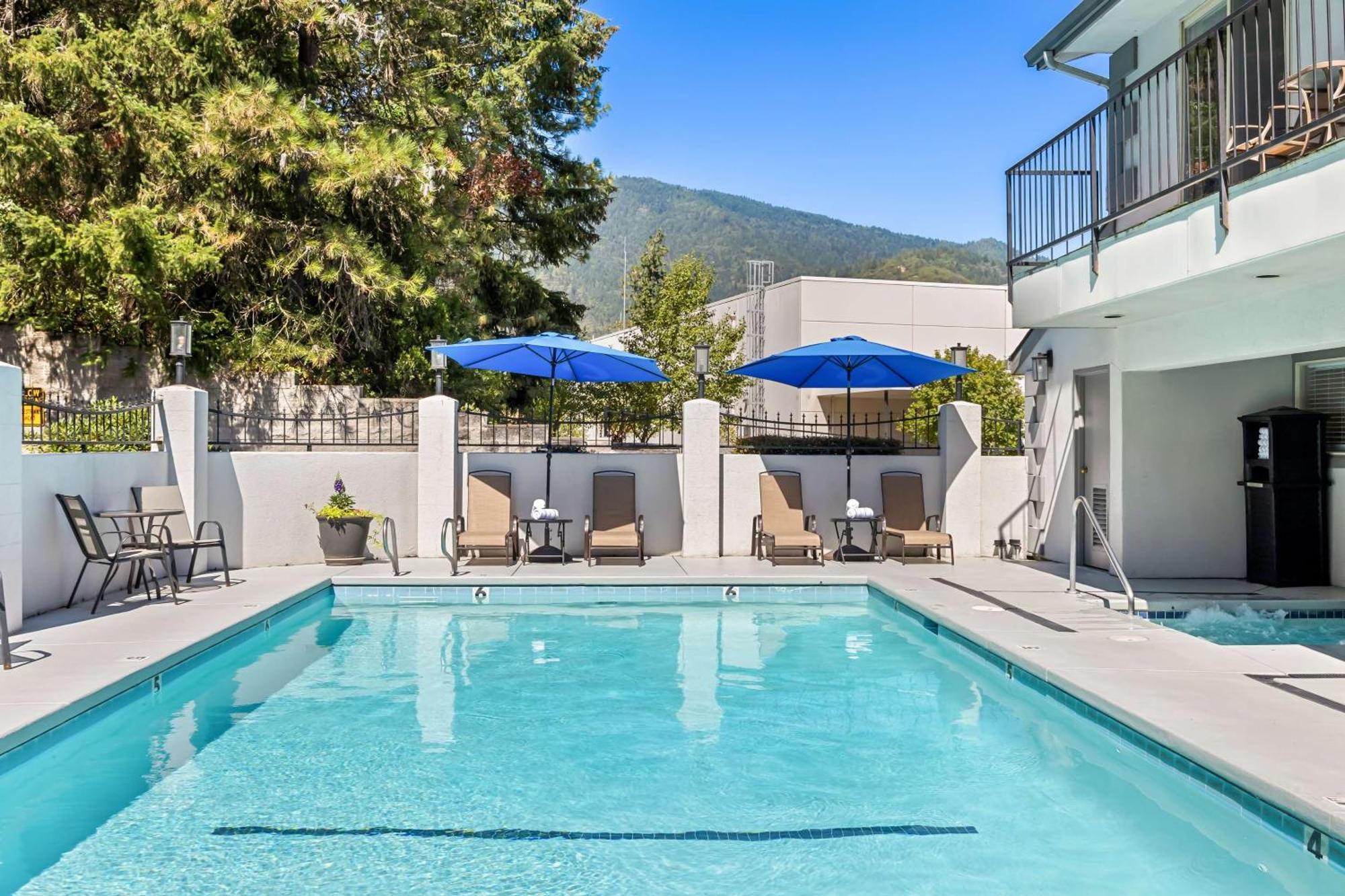 Best Western Inn At The Rogue Rogue River Exterior photo